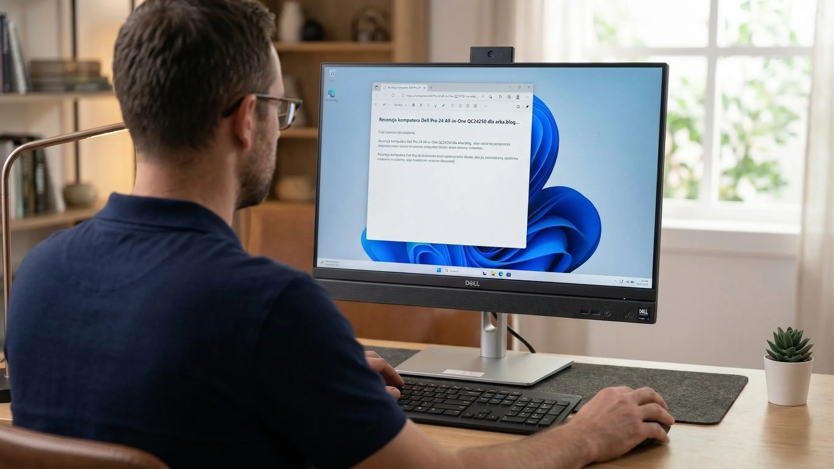 Arkadiusz siedzi przy Dell Pro 24 i pisze pierwsze wrażenia po rozpakowaniu