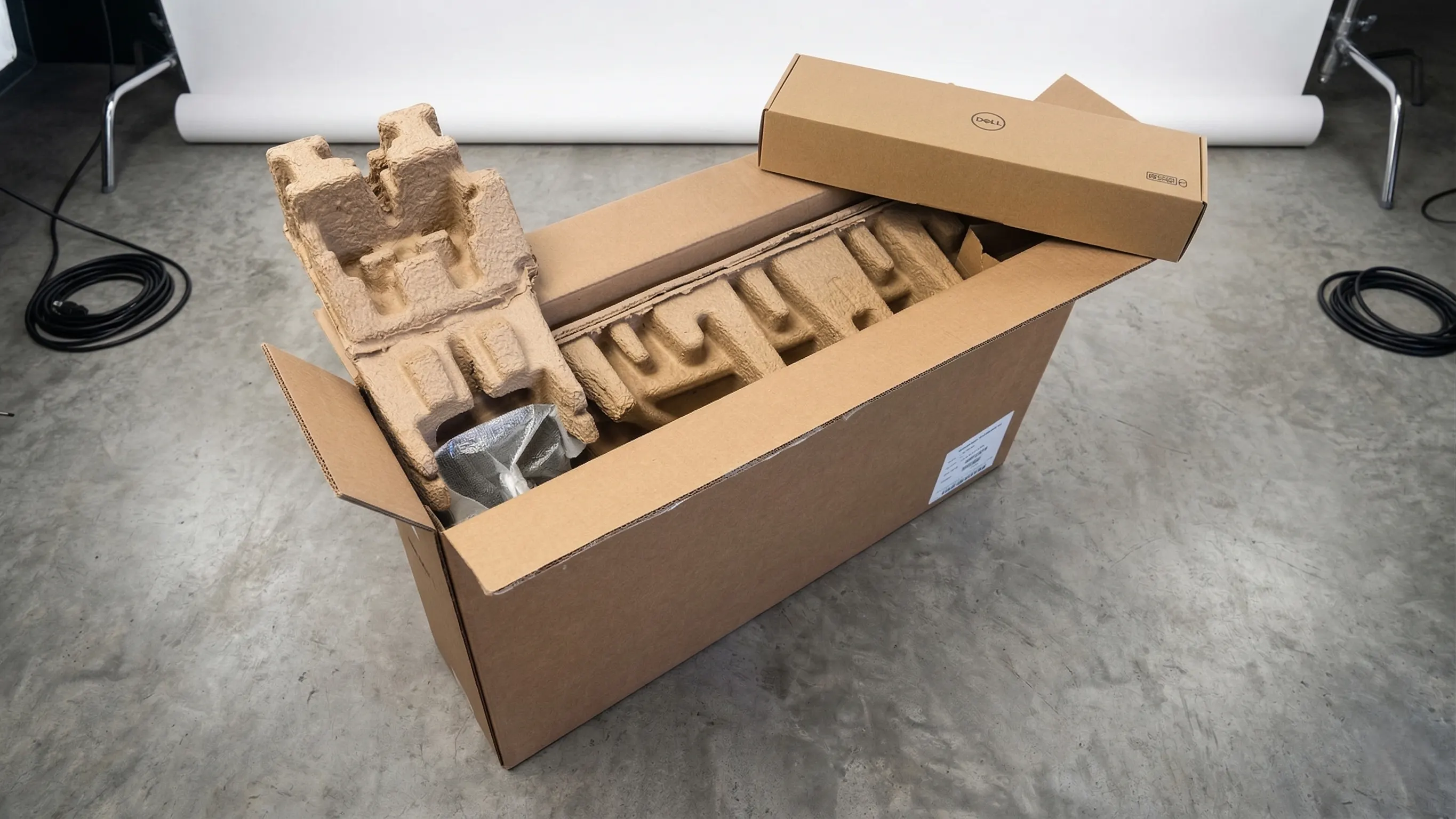 Widok z góry na zawartość kartonu Dell Pro 24 AiO po zdjęciu pierwszej warstwy pianki