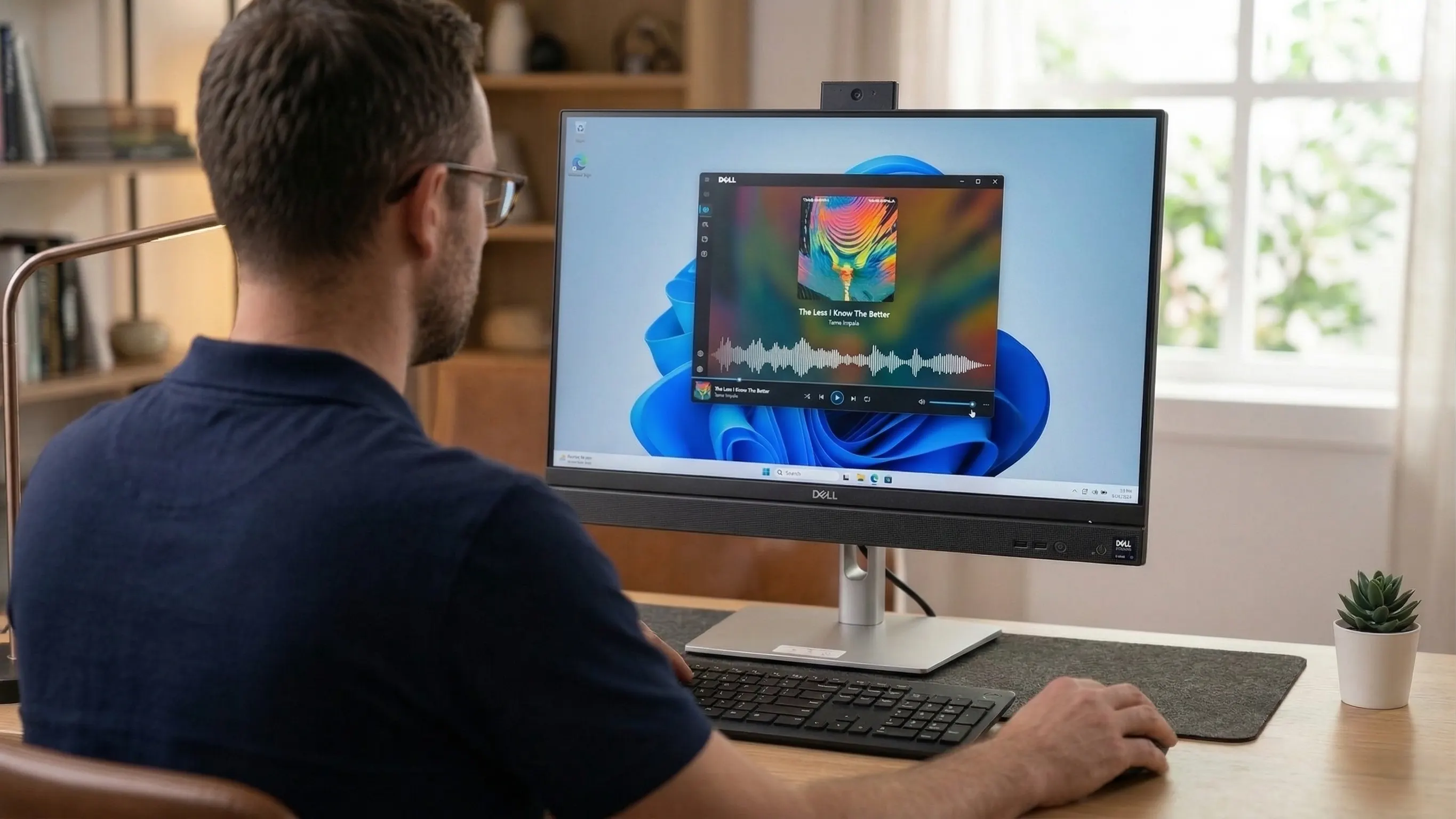 Arkadiusz testuje dźwięk głośników w Dell Pro 24 AiO