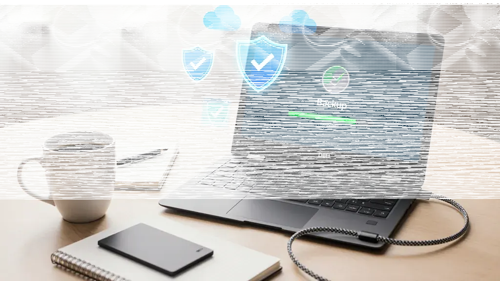 Laptop Dell z zewnętrznym dyskiem SSD podłączonym przez USB-C, na ekranie pasek postępu backupu z zielonym znakiem, ikony tarczy i chmury symbolizujące ochronę danych